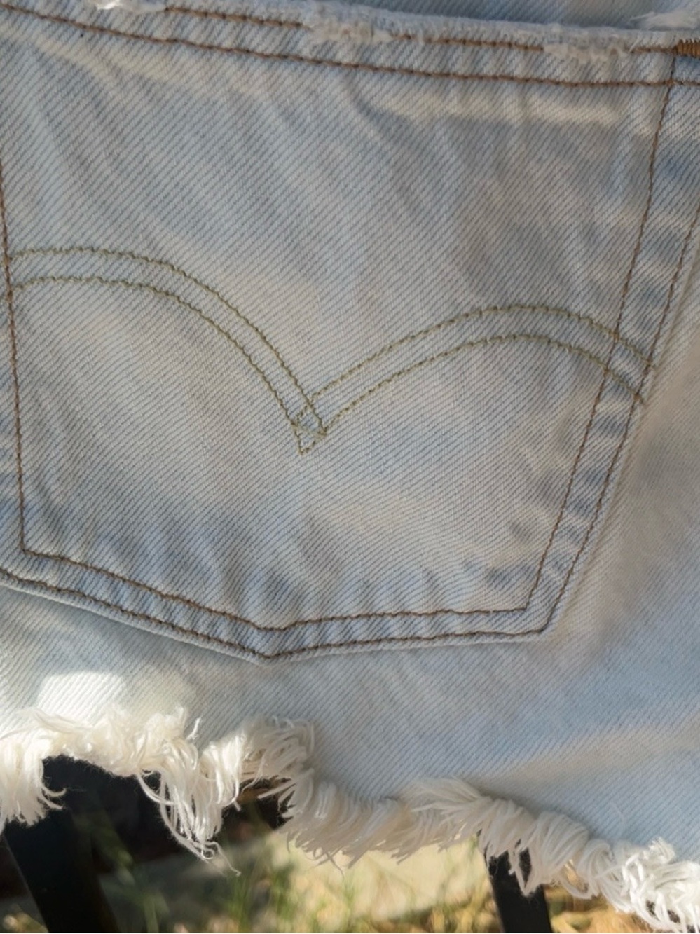 Levi's Women’s Straight Jean Shorts in Light Blue (W26) - Picture 7 of 8